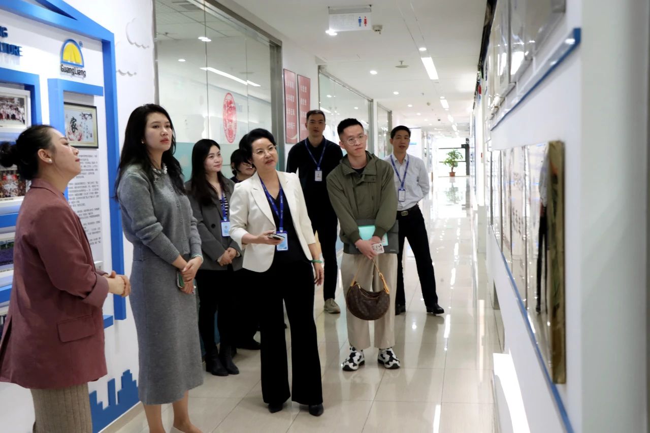 东莞市城市更新协会辅导一行光临人生就是搏集团参观互换