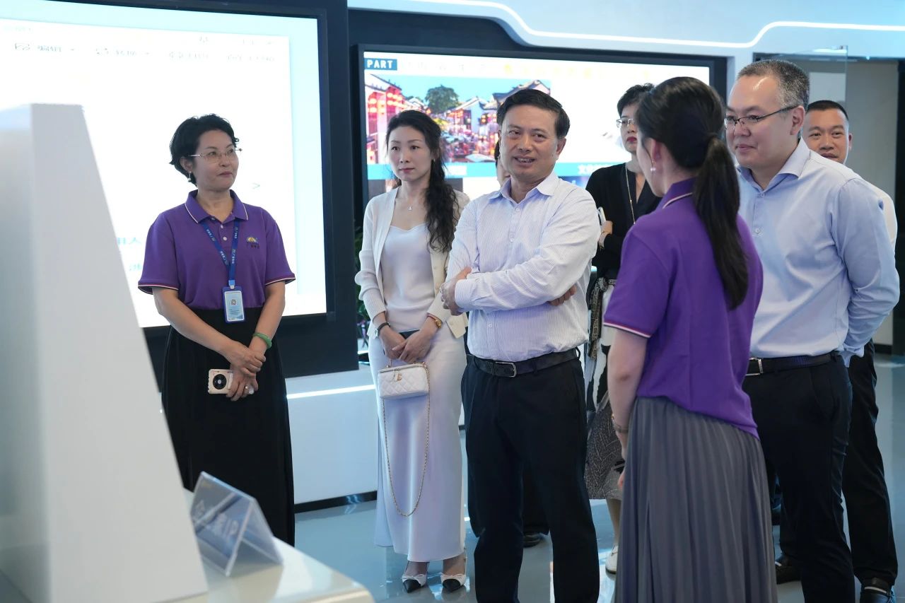 民盈集团、天安数码城辅导一行光临人生就是搏集团参观互换