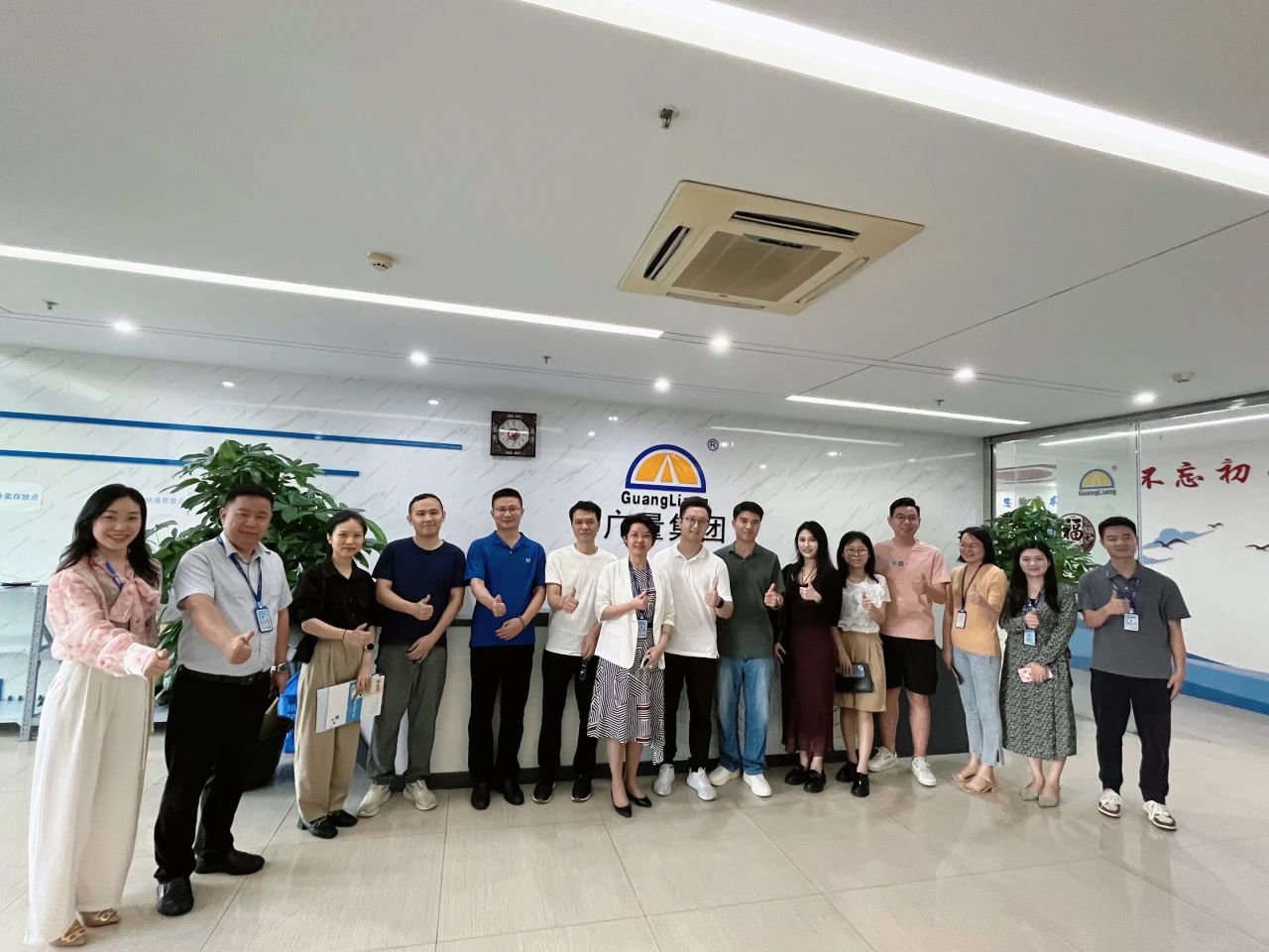 东莞南城城市更新中心携企业调查团光临人生就是搏集团参观互换