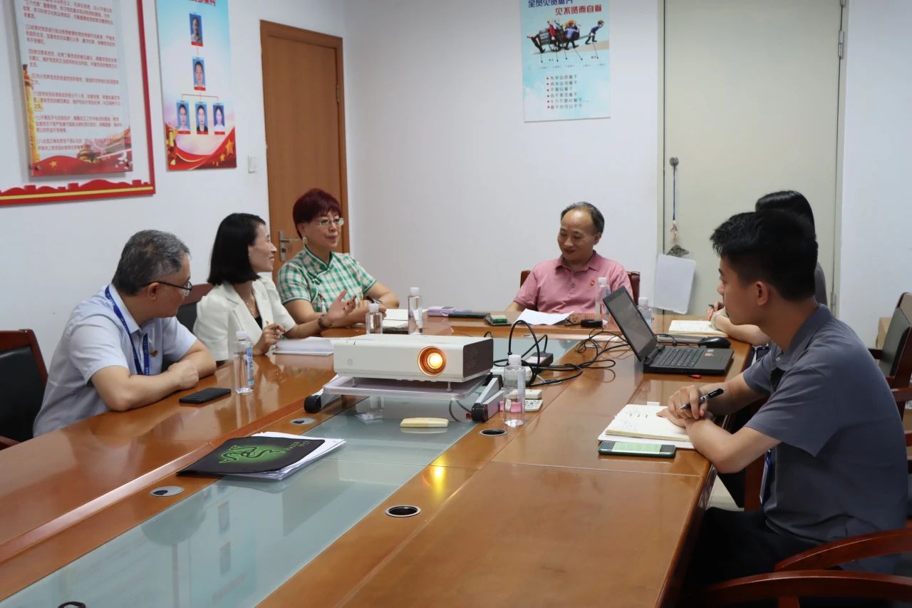 党旗飘扬，共庆鲜丽