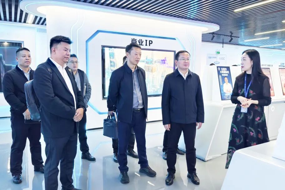铜仁市大数据局党组书记、局长雷宏一行光临人生就是搏集团参观互换