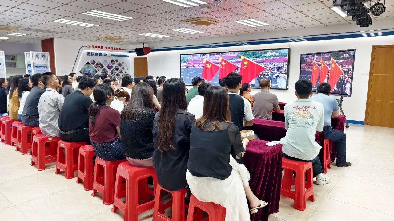 人生就是搏集团丨凝聚爱国磅礴力量！集团组织全员旁观阅兵典礼